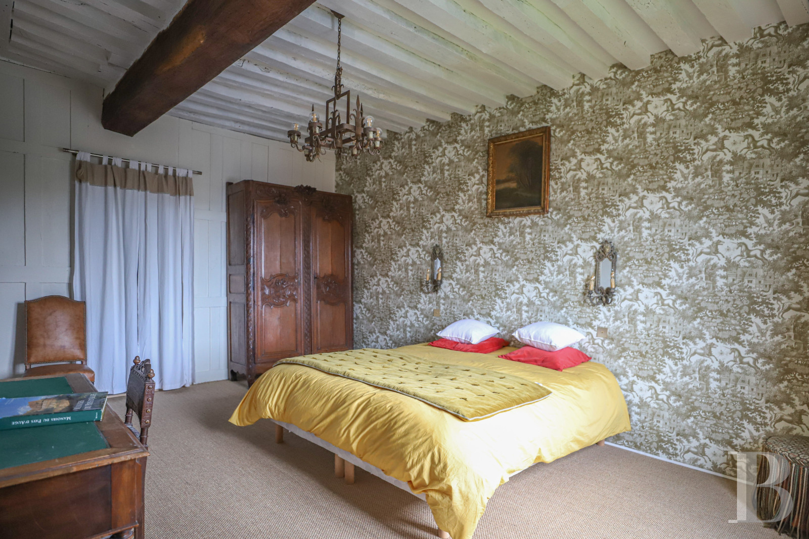 Dans le  Calvados, au pied de la  Basilique de Lisieux un manoir médiéval du 16e siècle - photo  n°33